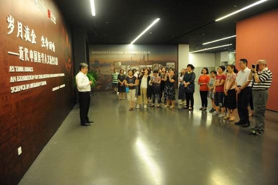 上海交大医学院专兼职档案工作人员参观展览